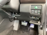 高速で便利なETCがあり、燃費をよくするECON、横滑りを防ぐVSAなどのスイッチは、運転席の右側、手の届きやすい位置にあります。