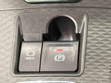 指先だけで簡単に操作が可能な電動パーキングブレーキを採用。「HOLD」スイッチを押すと、渋滞や信号待ちなどでブレーキペダルから足を離しても、ブレーキを保持するので安心です