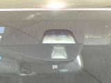【シティブレーキアクティブシステム】低速走行中に前方の車両等を認識し、衝突しそうな時は警報とブレーキで衝突回避と被害軽減をアシスト。より安全にドライブをお楽しみいただけます。