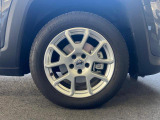 タイヤサイズは215/60R17です。