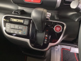 自然に手が届き、操作性の良いインパネシフトに、パーキングブレーキは、フットブレーキタイプなので、運転席と助手席の間はすっきりしています。