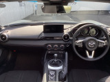 車内はシンプルにまとめられており、まるコックピットのような機械感もございます。思った操作をすぐに直感的に行えるような配置となっておりますのでどなたでも簡単操作が可能です。