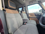 運転席と助手席はウォークスルーで移動できます。