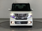 ディスチャージヘッドライト【HID】を装備していますのでとても明るく、夜間の走行や雨の日も安全・安心です。