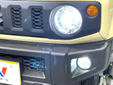 【LEDヘッドライト】悪天候や夜間走行時も良好な視界を確保し安心して運転できる高輝度LEDヘッドライトを装備!点灯速度が早く、消費電力も抑えられています。