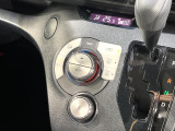 【オートエアコン】一度お好みの温度に設定すれば、車内の温度を検知し風量や温度を自動で調整。暑い&hellip;寒い&hellip;と何度もスイッチ操作をする必要はありません。快適な車内空間には必須の機能ですね♪