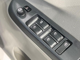 【電動格納ミラー】サイドミラーは電動格納式となっており、狭い駐車場でもキズがつくリスクを抑えられます。