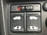 【両側スライドドア】駐車場で隣の車との間隔が狭く乗りにくい時、スライドドアなら安心!ドアオープン時も幅を取らず、開口部が広いので乗り降りがとっても簡単です。大きな荷物の出し入れも後席から可能♪
