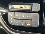 【オートエアコン】一度お好みの温度に設定すれば、車内の温度を検知し風量や温度を自動で調整。暑い&hellip;寒い&hellip;と何度もスイッチ操作をする必要はありません。快適な車内空間には必須の機能ですね♪