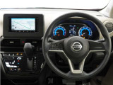 運転にかかわる様々な操作を安全に行えるように視点移動が少なく、操作性に配慮されたスイッチ類が凝縮されたコクピットです。