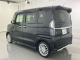 後部座席はプライバシーガラスです。断熱効果があるので、日光による車内温度の上昇を防いでくれます。