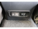 後部席へ乗車して携帯電話などを充電する時に前から配線を伸ばすとごちゃごちゃして邪魔になりがちですよね。そんな煩わしさを解消する後席側USBポート☆