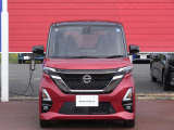 LEDヘッド&LEDフォグランプ搭載!明るくクリアな視界を確保して、安全運転を支援します。本革巻ステアリング、純正大型ナビ、両側オートスライドドア、15インチアルミ、シートヒーターなど豪華装備満載!