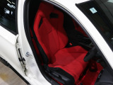 程よい硬さとホールド性が高いシートで長時間運転も快適です。