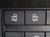 【両側電動スライドドアスイッチ】スマートキーや運転席のスイッチでスライドドアの開閉が可能♪電動なので力を入れてドアを開ける必要が無く小さいお子様でも、重い荷物を持っている時でもラクに開け閉めできます