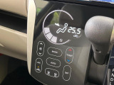【オートエアコン】一度お好みの温度に設定すれば、車内の温度を検知し風量や温度を自動で調整。暑い&hellip;寒い&hellip;と何度もスイッチ操作をする必要はありません。快適な車内空間には必須の機能ですね♪