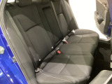 リアシートは足元も広く、長距離運転になってもゆったりとできるように、アームレストがついてます。