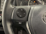 ステアリングスイッチ付きで、運転中に視線を前に向けたまま操作できます。