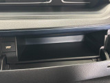 運転席側のインパネアッパーボックスは嬉しい収納!ここにもUSBソケットがついてます!