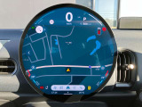 円形有機ELセンターディスプレイ、ミュージックサーバー、Bluetooth、ハンズフリーフォン付。