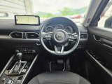 【運転席インテリアデザイン】左右対称のインテリアデザインでドライバーを包み込み運転に集中できるように設計されています。