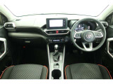 【まるまるクリーニング】内装工程では、中古車を気持ちよくお乗りいただけるよう清掃しております。シートの洗浄はもちろん、ニオイの元となるフロアカーペットまで洗浄・消臭を実施。