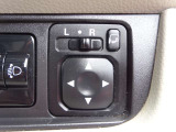 【電動格納ドアミラー】狭い駐車場で便利な電動格納ドアミラーが付いています。