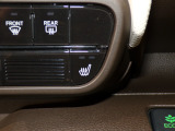 【シートヒーター】シートヒーター装備車です。寒い冬に乗車中とても暖かく快適に移動できます。冷え性の方にピッタリの装備です!