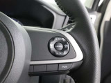 前車との適切な車間距離を保ちながら追従走行やスピードダウンをセンサーで行います。高速道路の長時間ドライブで疲労軽減に貢献します。