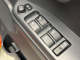 【電動格納ミラー】サイドミラーは電動格納式となっており、狭い駐車場でもキズがつくリスクを抑えられます。