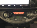 【オートエアコン】一度お好みの温度に設定すれば、車内の温度を検知し風量や温度を自動で調整。暑い&hellip;寒い&hellip;と何度もスイッチ操作をする必要はありません。快適な車内空間には必須の機能ですね♪