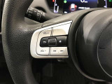 ステアリングスイッチ付きで、運転中に視線を前に向けたまま操作できます。