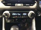 左右独立温度コントロールフルオートエアコンです。運転席、助手席それぞれで独立して温度設定ができます。