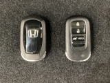 スマートキーを装備しています。鍵を差し込むことなくドアロックの開け閉めと、スタートボタン操作でのエンジンスタートができます。ボタン操作でトランクが開けられる電動テールゲートのボタンもついています。