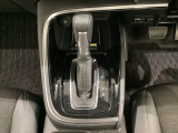 CVT車のセレクトレバーです。低速から高速まで、変速ショックのないスムーズな走りと、エンジン効率のよい領域を維持して燃費にも貢献します