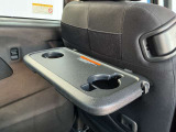 運転席及び助手席後ろには後席用テーブル&ドリンクフォルダーを装備☆