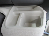 運転席側の手の届きやすい位置にドリンクホルダーと小銭などを入れて置けるトレイが付いています。