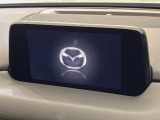【7型マツダコネクトナビ】車内の雰囲気にマッチした一体型タイプのナビ。各種車輌設定やBluetooth再生等、様々な機能が楽しめます。直感的なダイヤル操作が可能で、使い勝手も良好です。