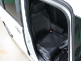 程よい硬さとホールド性が高いシートで長時間運転も快適です。