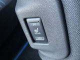助手席の運転席側側面に後席用のシートヒータースイッチがあります。運転席の方も、後席の方もさっと手の届く場所にあり便利です。