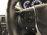 ステアリングスイッチ付きで、運転中に視線を前に向けたまま操作できます。