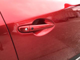 スマートキーを所持している状態でロックボタンを押すと、車両すべてのドアの解錠や施錠を行うことが出来ます。