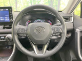 インテリアに合わせたデザインのステアリングは、運転される方のことも考え、運転しやすい形状、大きさです。是非一度、実際に触ってお確かめください。