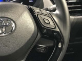 【ステアリングスイッチ】前方から目を離すことなく操作することが可能です。
