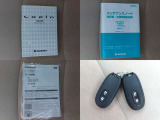 取扱説明書やメンテナンスノートです。スマートキーも2つ揃っております。