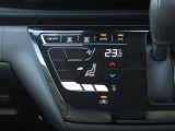 オートエアコンですので、車内を快適な空間に出来ます♪   操作はタッチパネル式ですので爪の長い方でも安心して操作して頂けます!