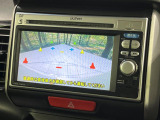 【バックカメラ】駐車時に後方がリアルタイム映像で確認できます。大型商業施設や立体駐車場での駐車時や、夜間のバック時に大活躍!運転スキルに関わらず、今や必須となった装備のひとつです!