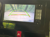 【バックカメラ】駐車時に後方がリアルタイム映像で確認できます。大型商業施設や立体駐車場での駐車時や、夜間のバック時に大活躍!運転スキルに関わらず、今や必須となった装備のひとつです!