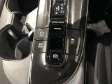 【電動パーキング】ボタンひとつでパーキングON。女性の方や運転に慣れていない方にも安心.【ブレーキホールド】信号待ちや渋滞時にブレーキを踏み続けなくてOK。