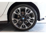 【BMWアロイホイール】軽量かつ強度に拘ったアロイホイール。走行性能ポテンシャルを引き出す設計。タイヤのサイドウォールが強化されたランフラットタイヤは、パンク時にタイヤがつぶれてもリムから外れません。